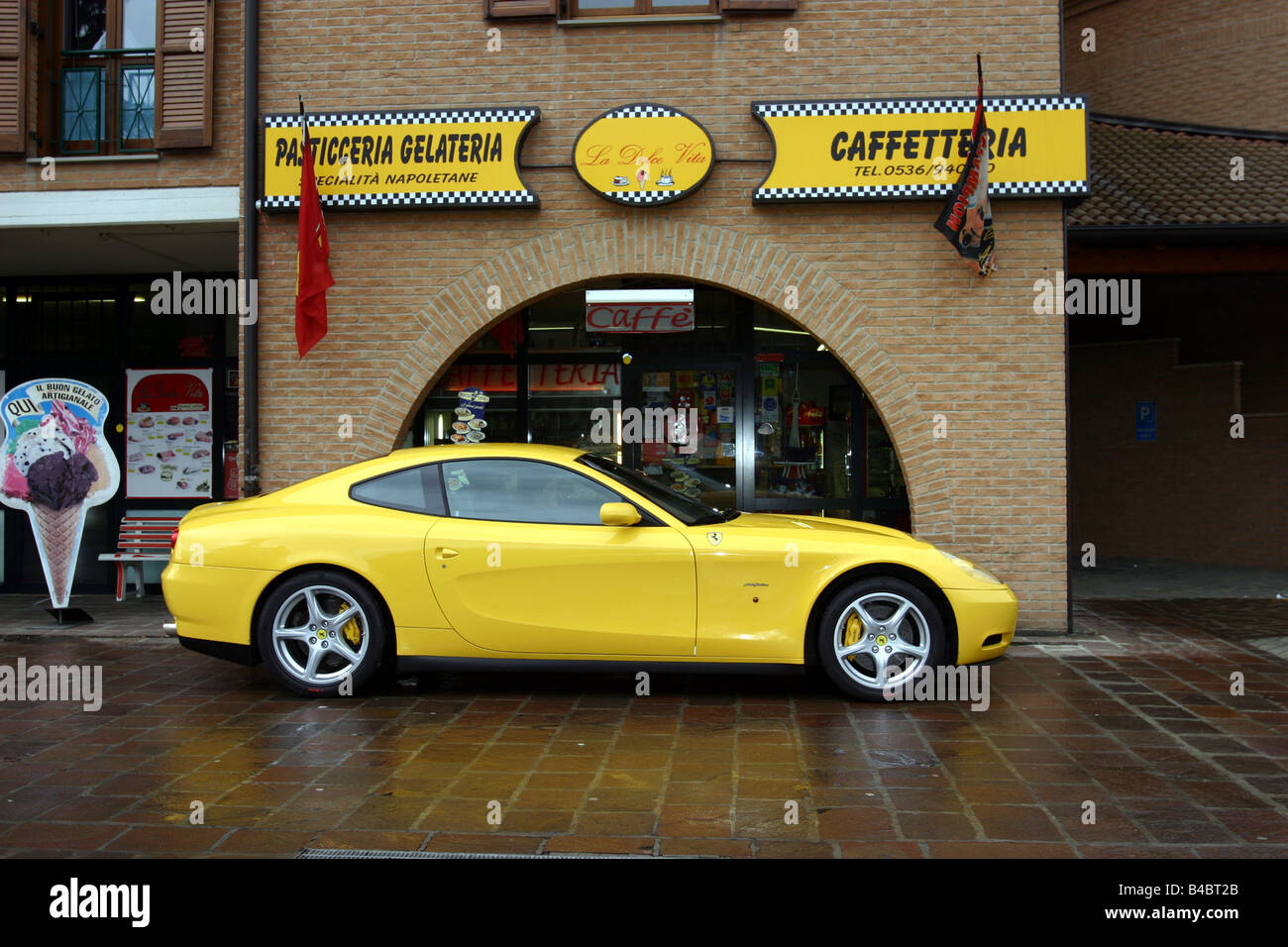 Auto, Ferrari 612 Sapprox.lietti, Roadster, Baujahr 2004-Coupe/Coupe, gelb, stehend, Aufrechterhaltung, Seite Ansicht, Stadt, e Stockfoto