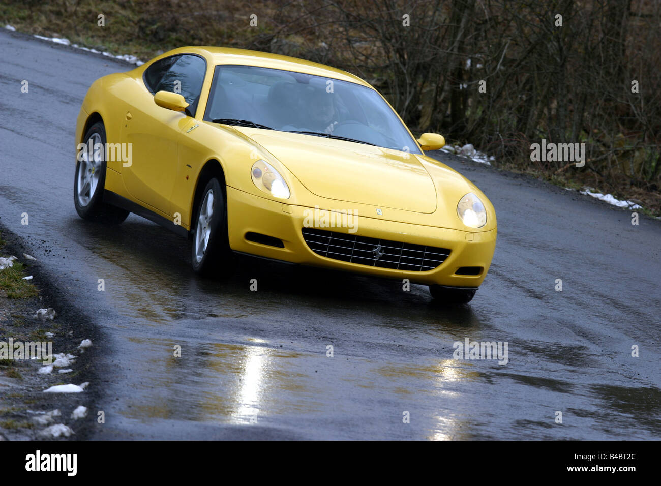 Modelljahr 2004-Coupe/Coupe, gelb, fahren, schräg von vorne, frontale Ansicht, Roadster, Auto, Ferrari 612 Sapprox.lietti Stockfoto