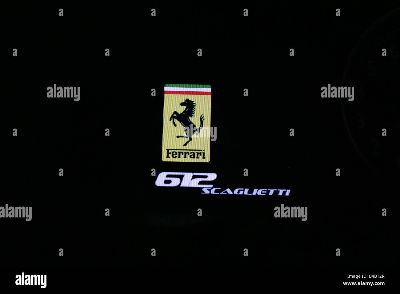 Auto, Ferrari 612 Sapprox.lietti, Roadster, Baujahr 2004-Coupe/Coupe, gelb, Detailansicht, Firmenlogo, Modell Bezeichnung Stockfoto