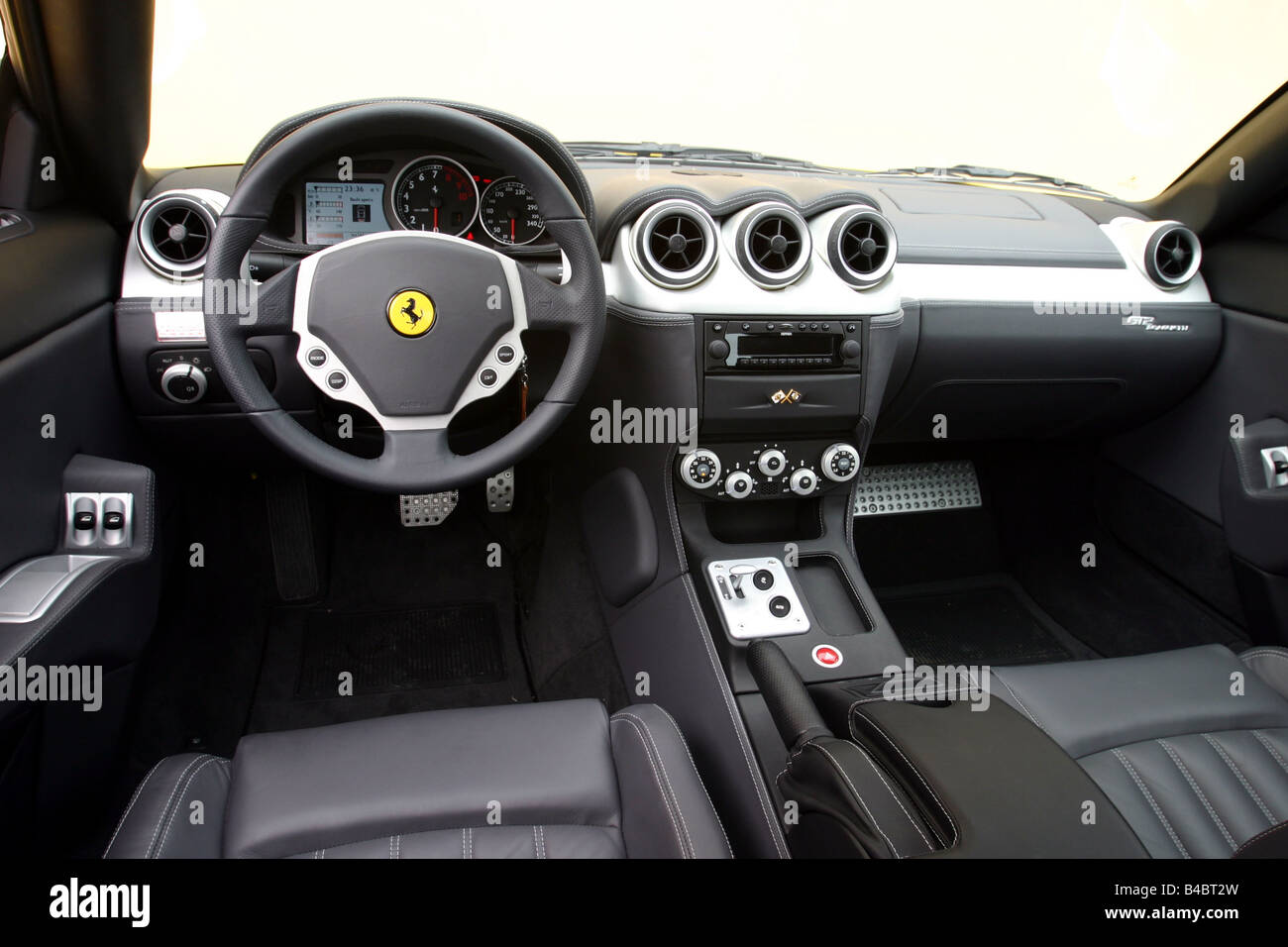 Auto, Ferrari 612 Sapprox.lietti, Roadster, Baujahr 2004-Coupe/Coupe, gelb, Innenansicht, Innenansicht, Cockpit, Techniq Stockfoto