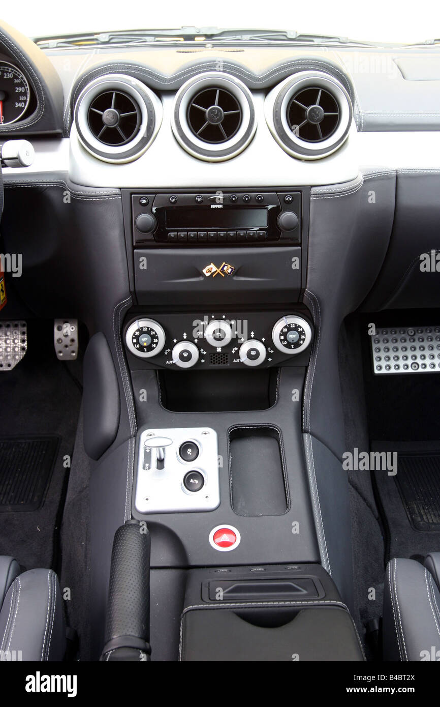 Auto, Ferrari 612 Sapprox.lietti, Roadster, Baujahr 2004-Coupe/Coupe, gelb, Innenansicht, Konsole, Cockpit, Technik/Acc Stockfoto