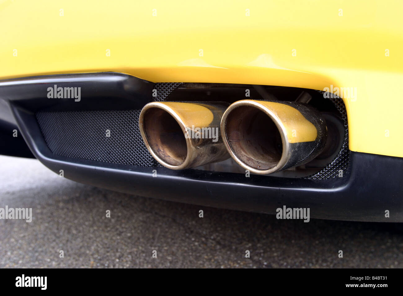 Auto, Ferrari 612 Sapprox.lietti, Roadster, Baujahr 2004-Coupe/Coupe, gelb, detaillierte Ansicht, Auspuff, Technik/Zubehör, ein Stockfoto