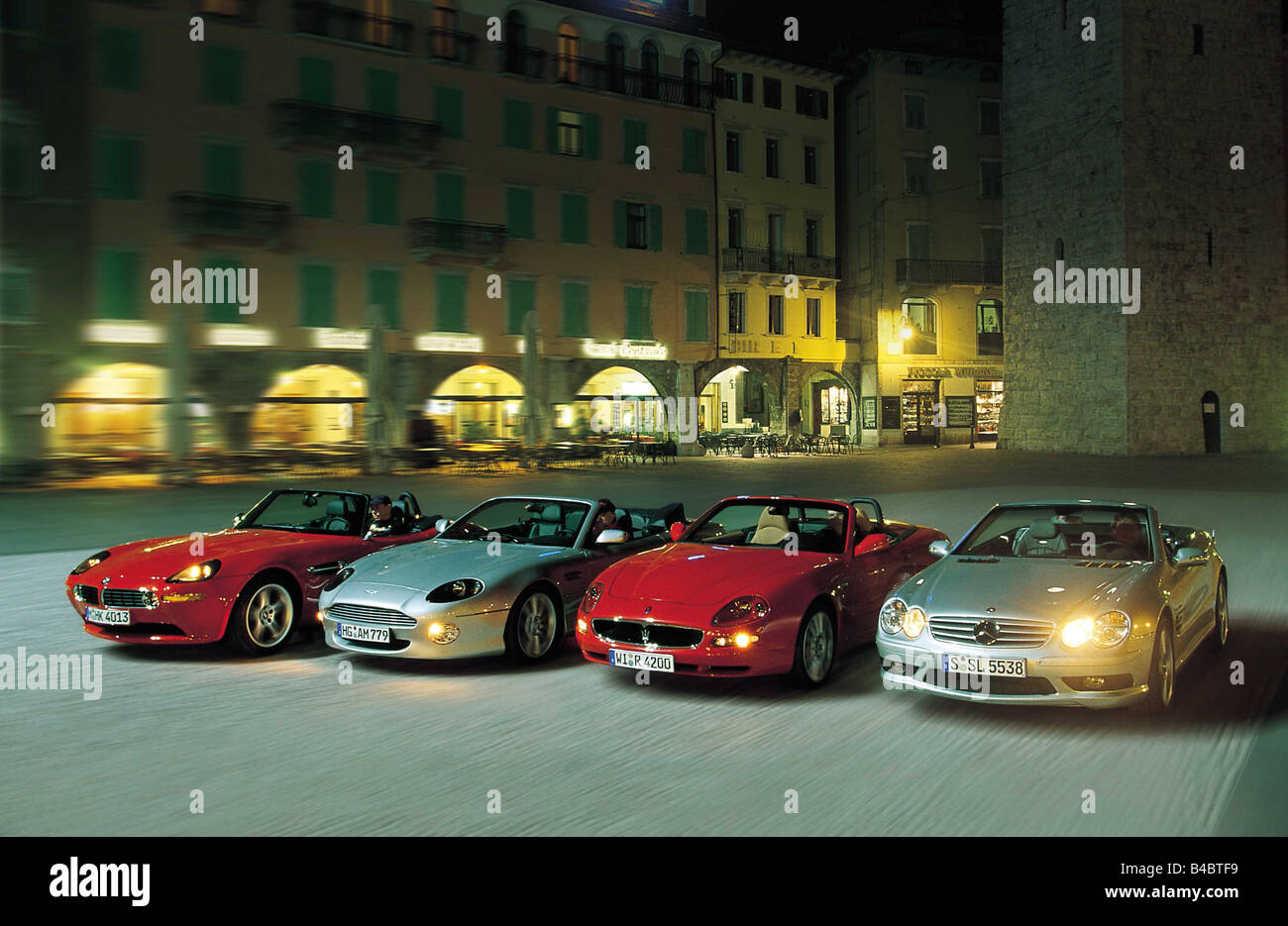 PKW, Cabrios, Luxus approx.s, Aston Martin DB7 Volante, Silber, Modell Jahr 1994-, BMW Z8, rot, Baujahr 2000-, Stockfoto