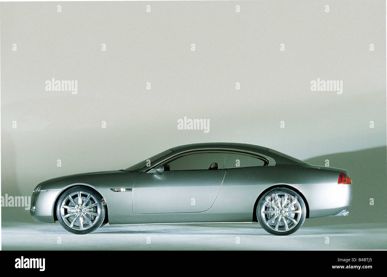 Auto, Studie, Jaguar R-Coupe, Silber, Seitenansicht, Modelljahr 2001, Studio-Aufnahme, Ams 19/2001, Seite 018 Stockfoto