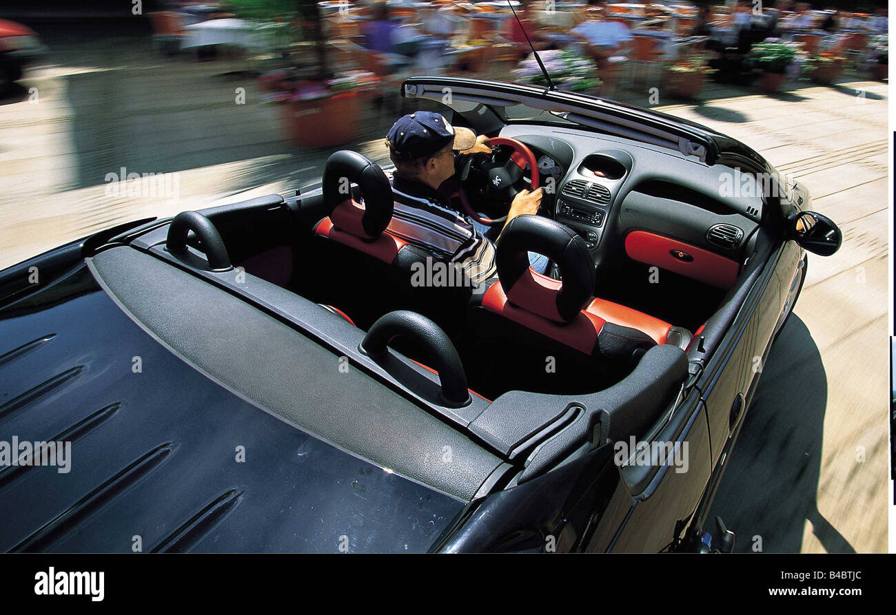 Auto, Peugeot 206 CC 110, Modell Jahr 2000-, schwarz, Diagonal von hinten fahren, Cabrio, Stadt, Ams 17/2001, Seite 034 Stockfoto