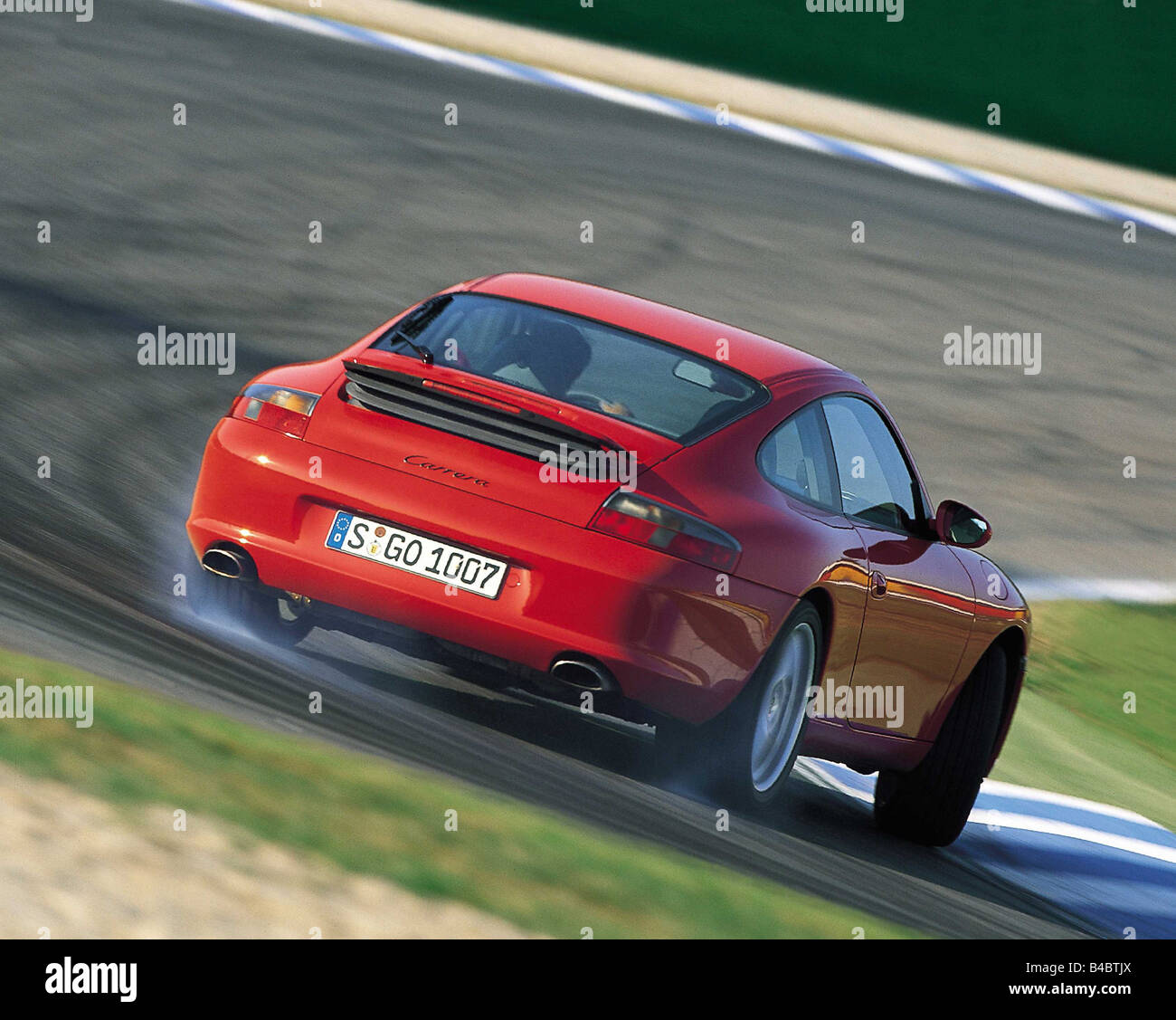 Auto, Porsche 911 Carrera, rot, Modelljahr 2001-Roadster, Coupé, diagonal vom Rücken, Kurve, Ams 17/2001, Seite 020 Stockfoto