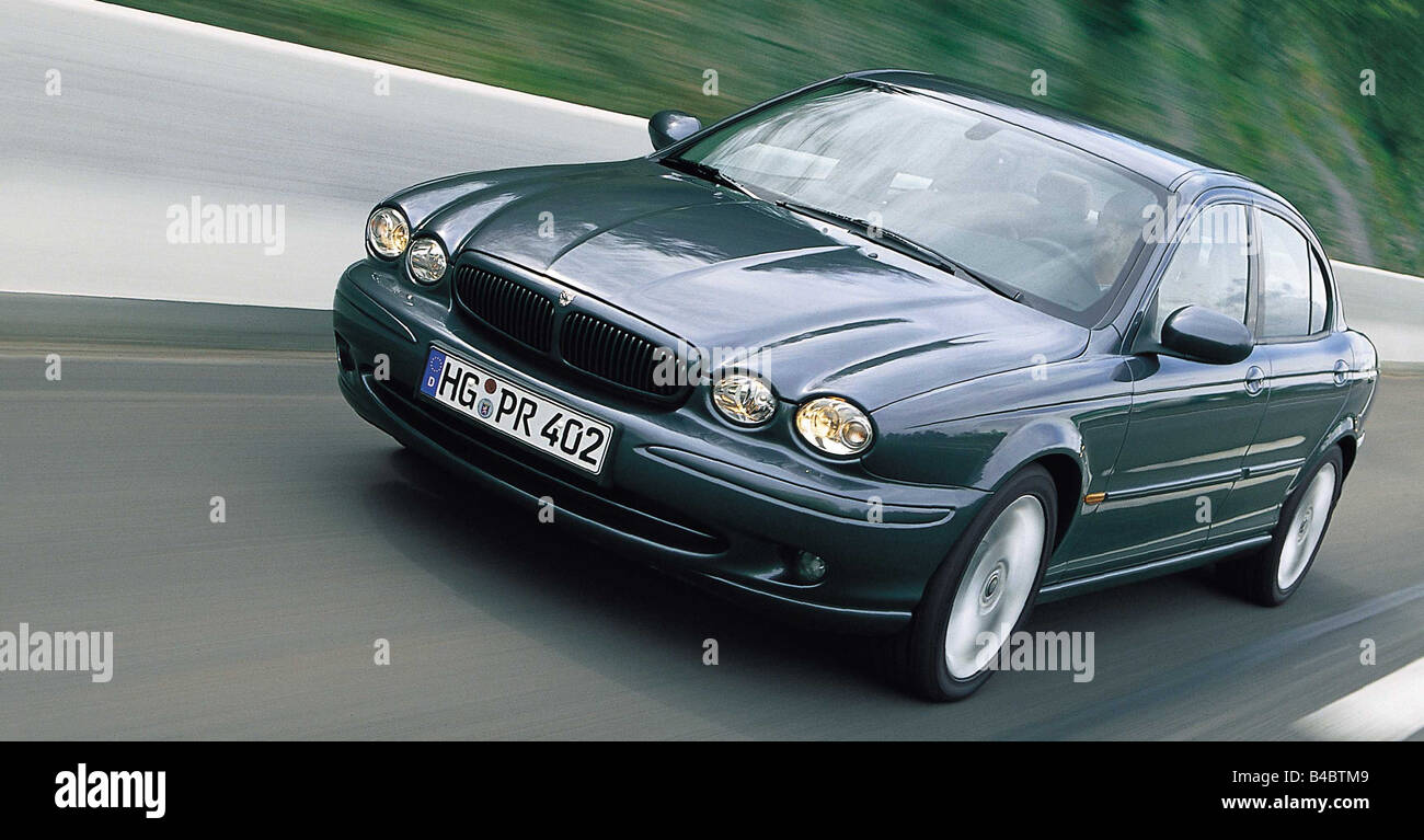Auto, Jaguar X-Type 3.0 V6 Executive, Mittelklasse, Limousine, Modelljahr 2001, schräg von vorne fahren, blau, Ams 15/20 Stockfoto