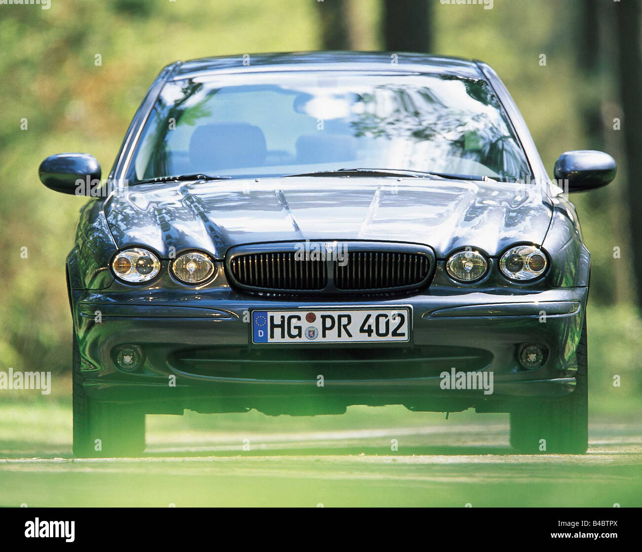 Auto, Jaguar X-Type, Baujahr 2001-von der Front, Limousine, Mittelklasse, frontale Ansicht, blau, Ams 10/2001, Seite 032 Stockfoto