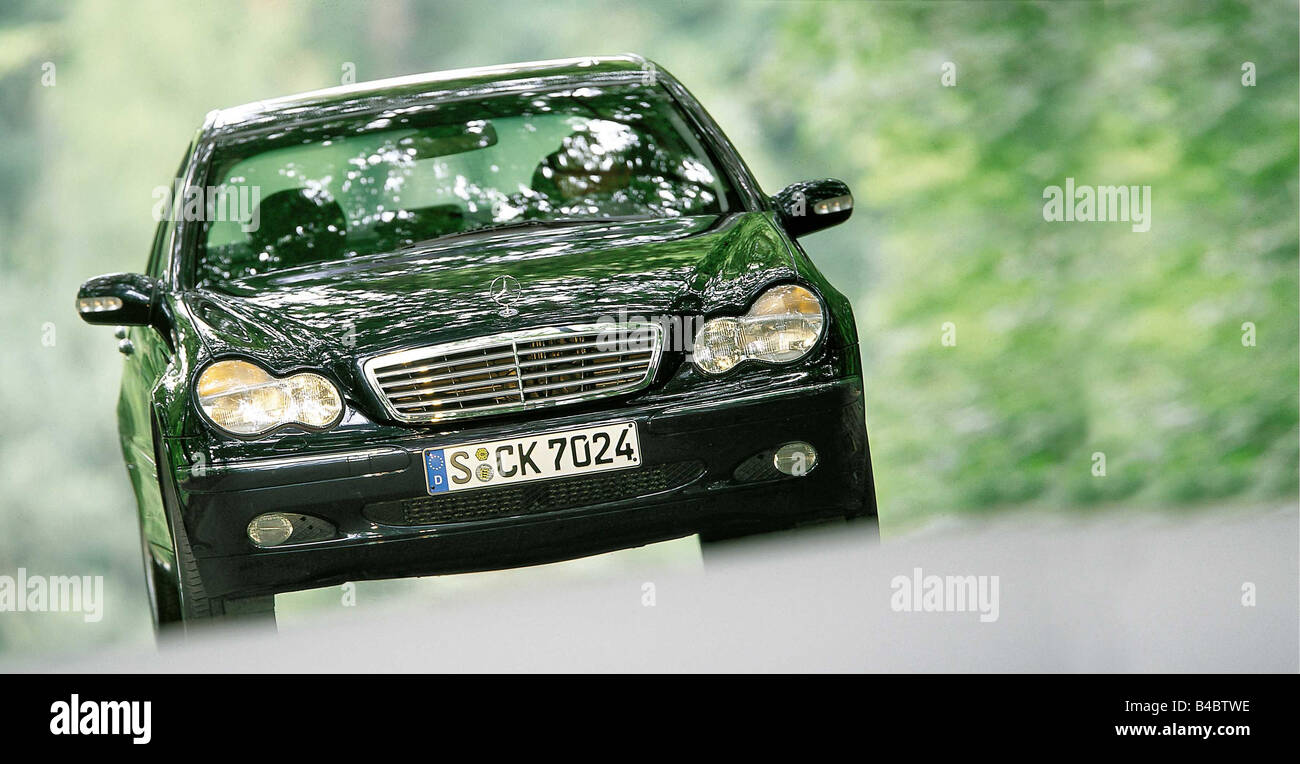 Mercedes C Klasse C 200 Kompressor, Limousine, Mittelklasse, schwarz, Diagonal von vorn, Autofahren, Ams 14/2000, Seite 026 Stockfoto