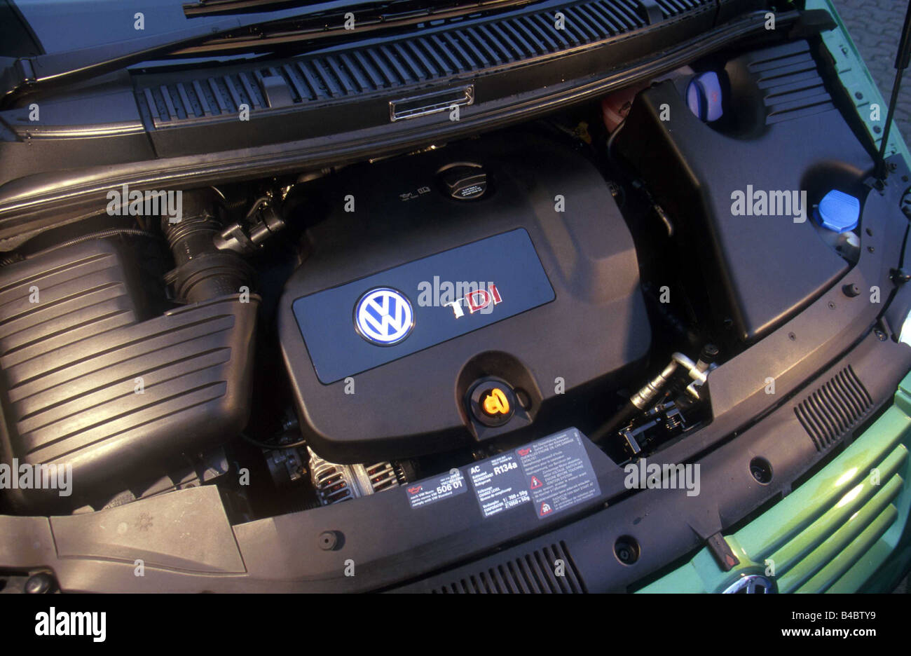 Auto, VW Volkswagen Sharan TDI, Van, Jahr 2000-grün, Modellansicht im  Motorraum, Motor, Technik/Zubehör, Zubehör Stockfotografie - Alamy