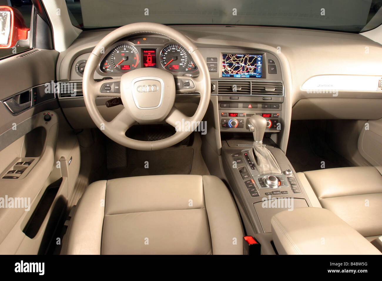 Auto, Audi A6 3.0 TDI Quattro, Limousine, Front Reifen, Vorderrad, Te,  obere mittlere, Modell Jahr 2004-rot, Detailansicht Stockfotografie - Alamy