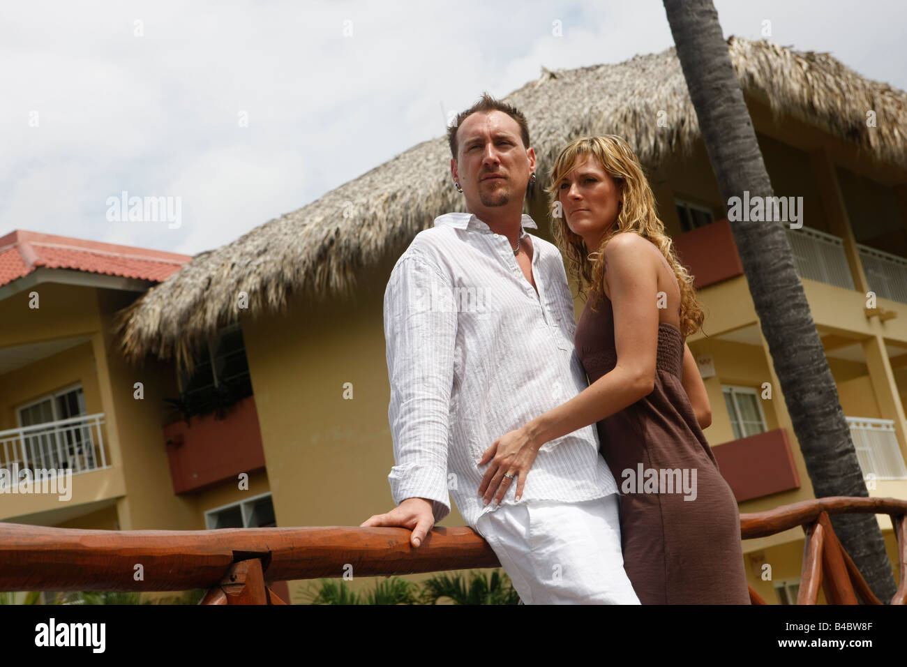 paar in Liebe posieren für ihre Engagement Fotos im Dreams Resort in Punta Cana Dominikanische Republik Stockfoto