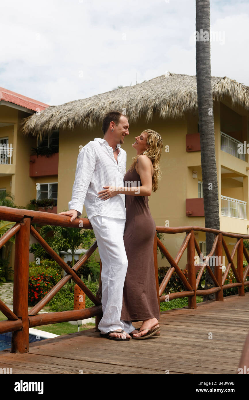 paar in Liebe posieren für ihre Engagement Fotos im Dreams Resort in Punta Cana Dominikanische Republik Stockfoto