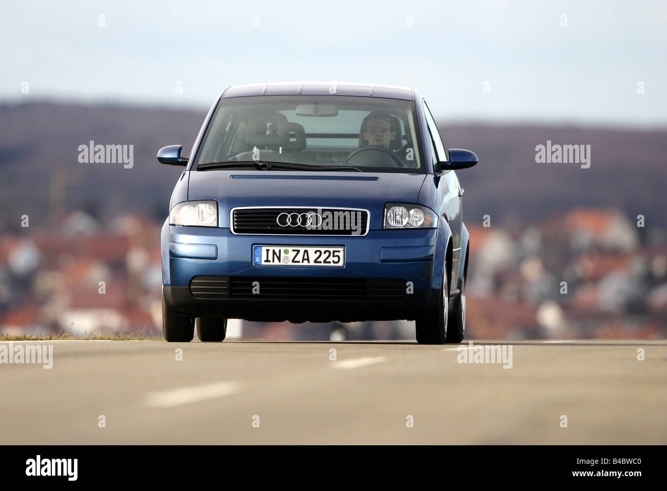 Auto, Audi A2 1.4 TDI, Limousine, untere mittlere Klasse, Modelljahr 2003-blau bewegt, schräg von vorne, Vorderansicht, Stockfoto
