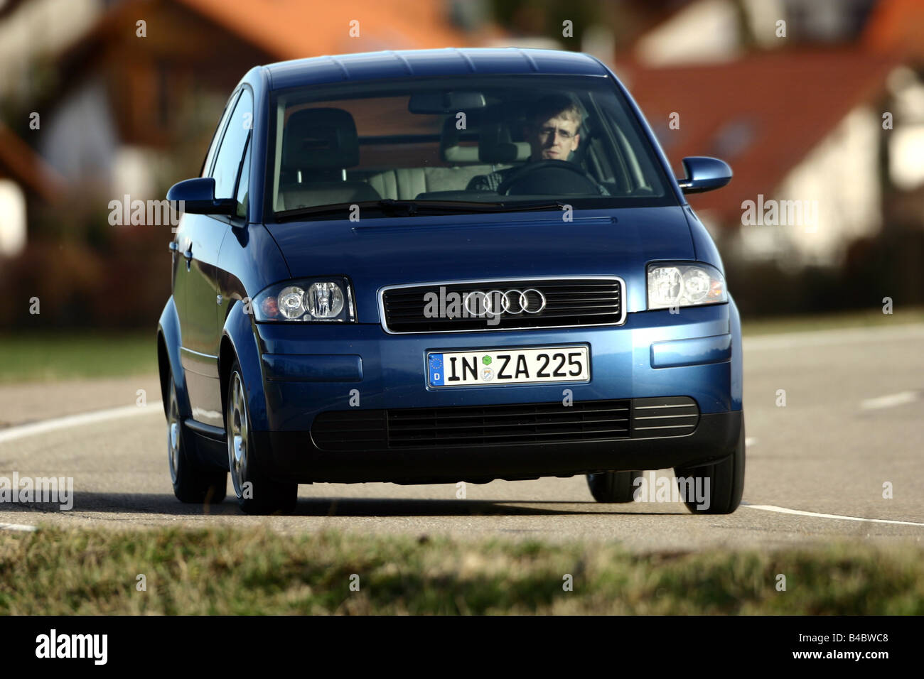 Auto, Audi A2 1.4 TDI, Limousine, untere mittlere Klasse, Modelljahr 2003-blau bewegt, schräg von vorne, Vorderansicht, Stockfoto