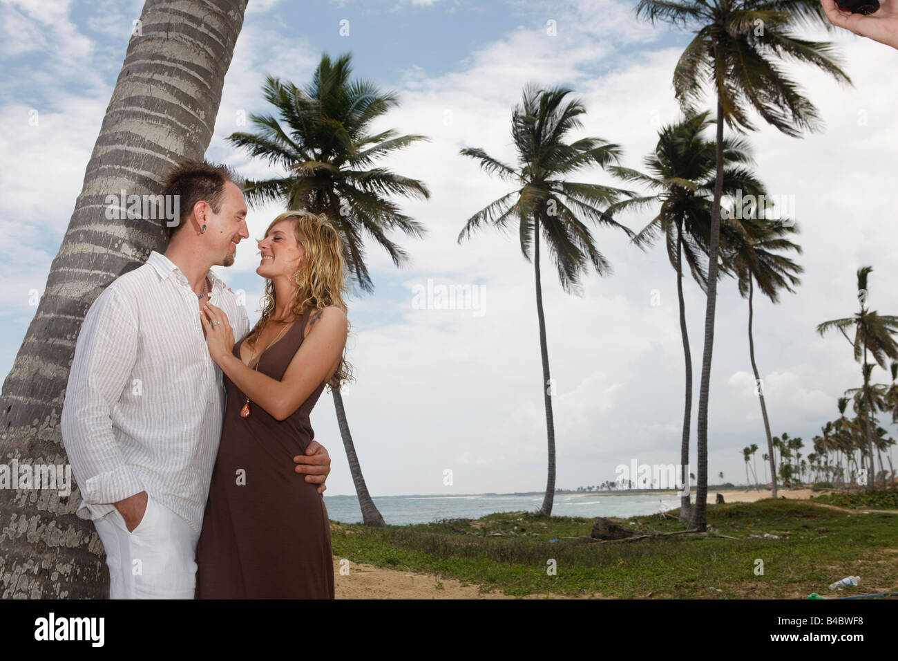paar in Liebe posieren für ihre Engagement Fotos im Dreams Resort in Punta Cana Dominikanische Republik Stockfoto
