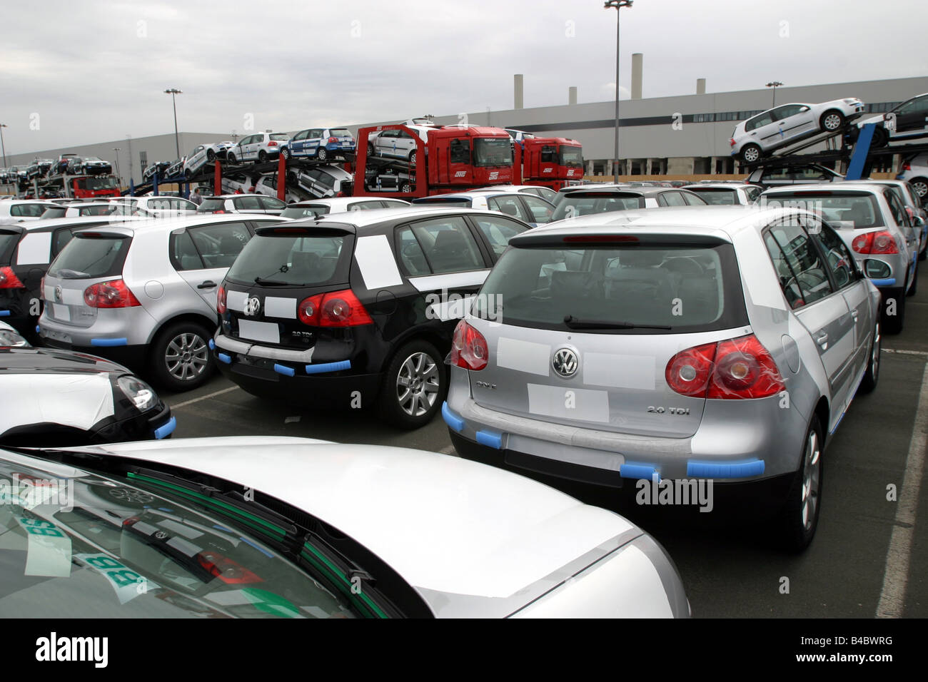 Auto, Schrottplatz, Verladung, ca. Park, Gruppenbild, Neufahrzeug (VW  Volkswagen Golf V), Neuwagen, Photog Stockfotografie - Alamy