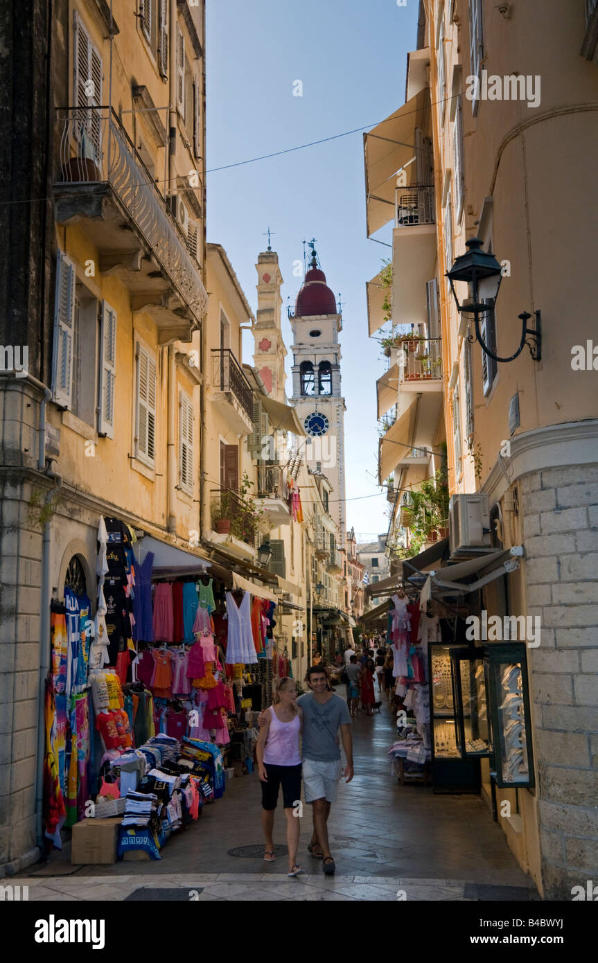 Attraktives junges Paar, ein Spaziergang durch die Gassen von Korfu-Stadt, Korfu, Griechenland, Europa Stockfoto