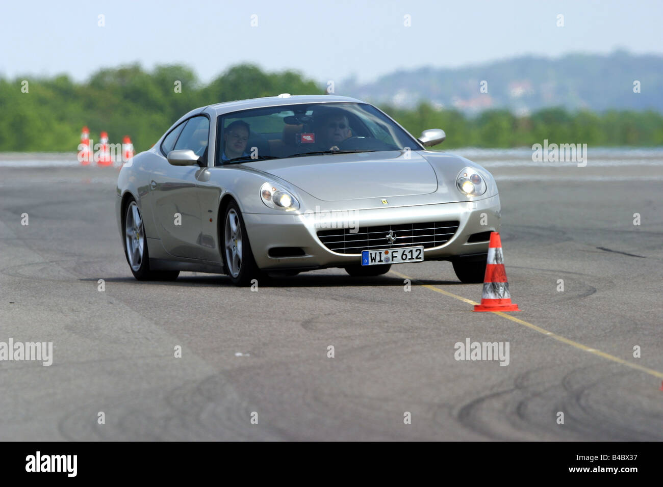 Auto, Ferrari 612 Sapprox.lietti, Roadster, Baujahr 2004-Silber, Coupe/Coupe, fahren, schräg von vorne, Frontalansicht Stockfoto