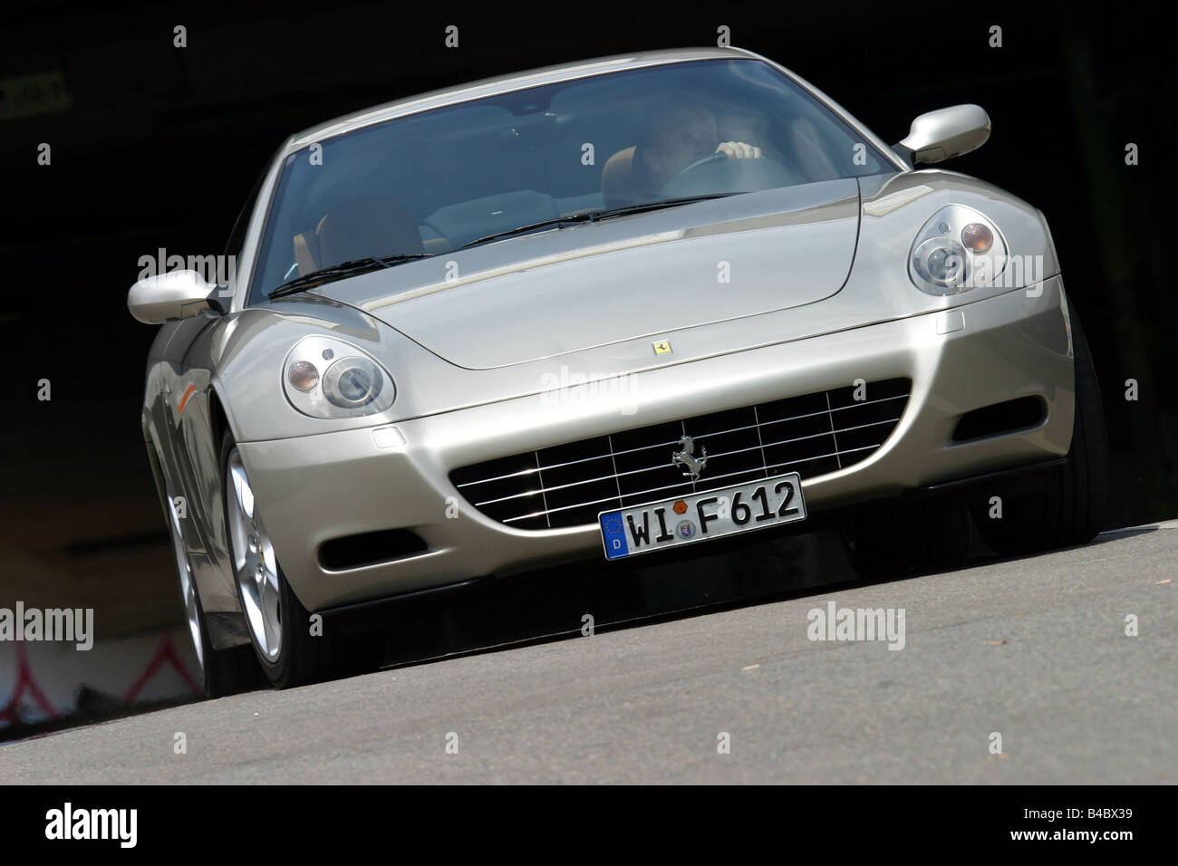Auto, Ferrari 612 Sapprox.lietti, Roadster, Baujahr 2004-Silber, Coupe/Coupe, fahren, schräg von vorne, Frontalansicht Stockfoto