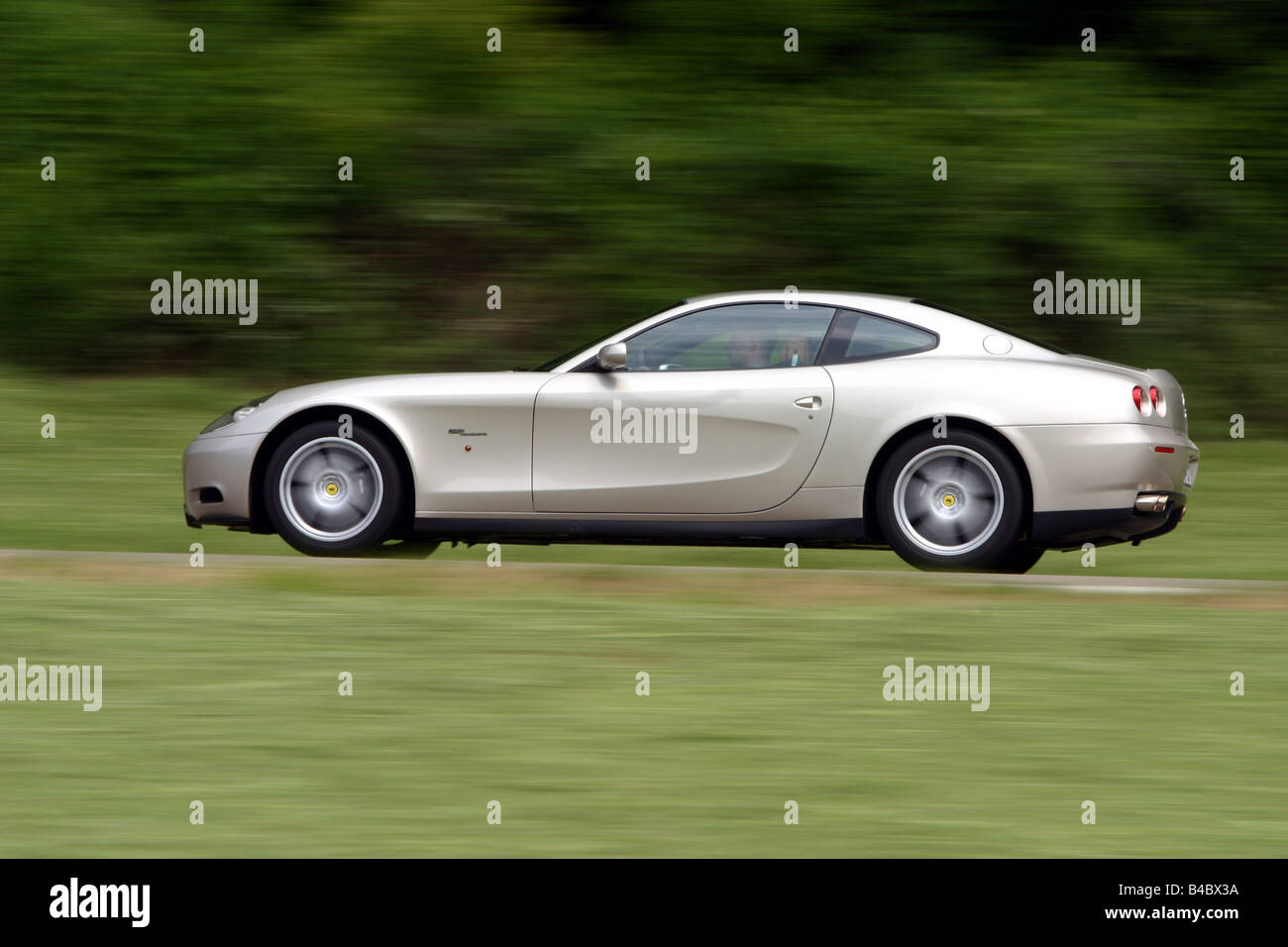 Auto, Ferrari 612 Sapprox.lietti, Roadster, Baujahr 2004-Silber, Coupe/Coupe, fahren, Seitenansicht, Landstraße, Fotograf Stockfoto