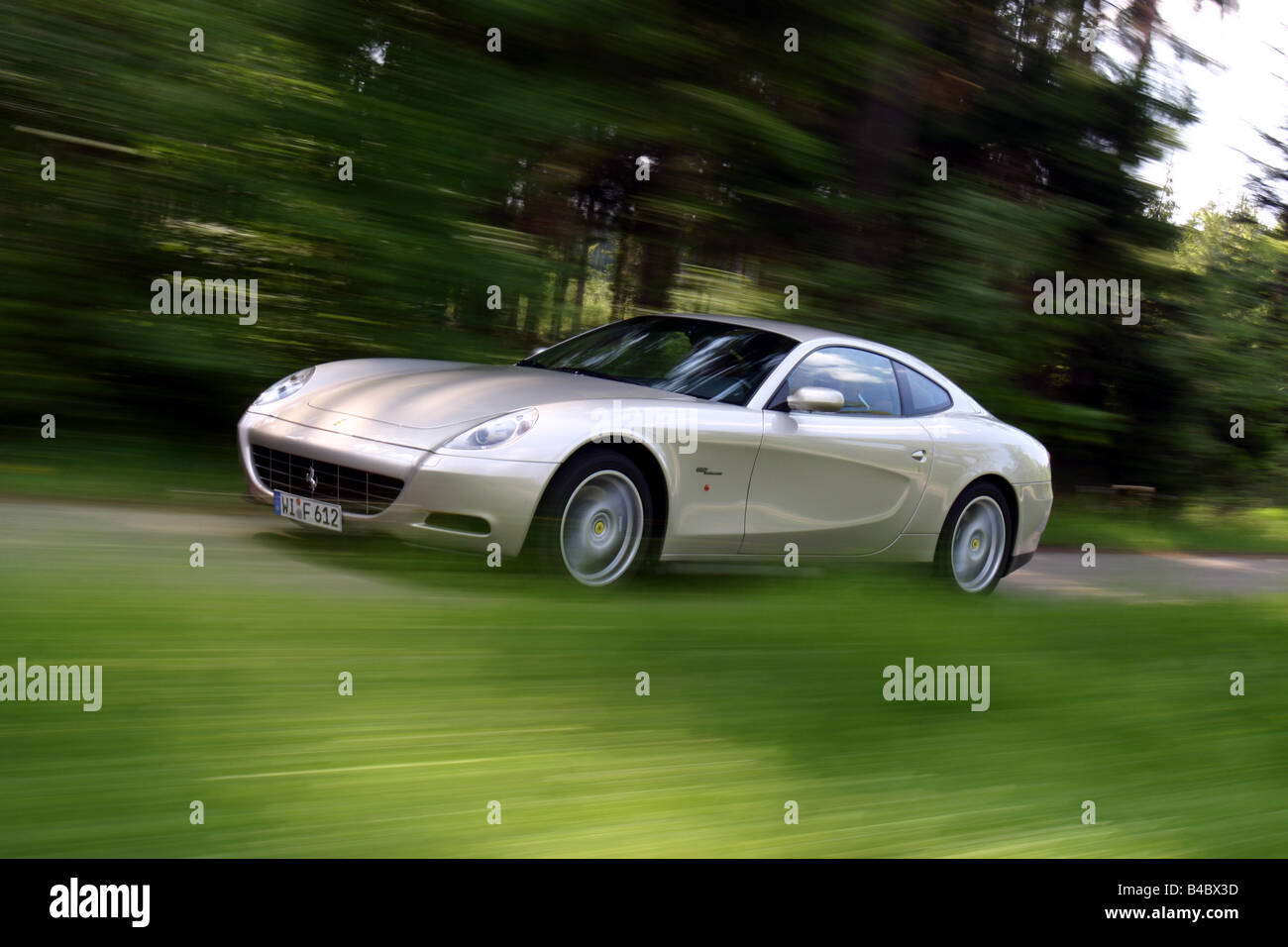 Auto, Ferrari 612 Sapprox.lietti, Roadster, Baujahr 2004-Silber, Coupe/Coupe, fahren, schräg von vorne, Frontalansicht Stockfoto