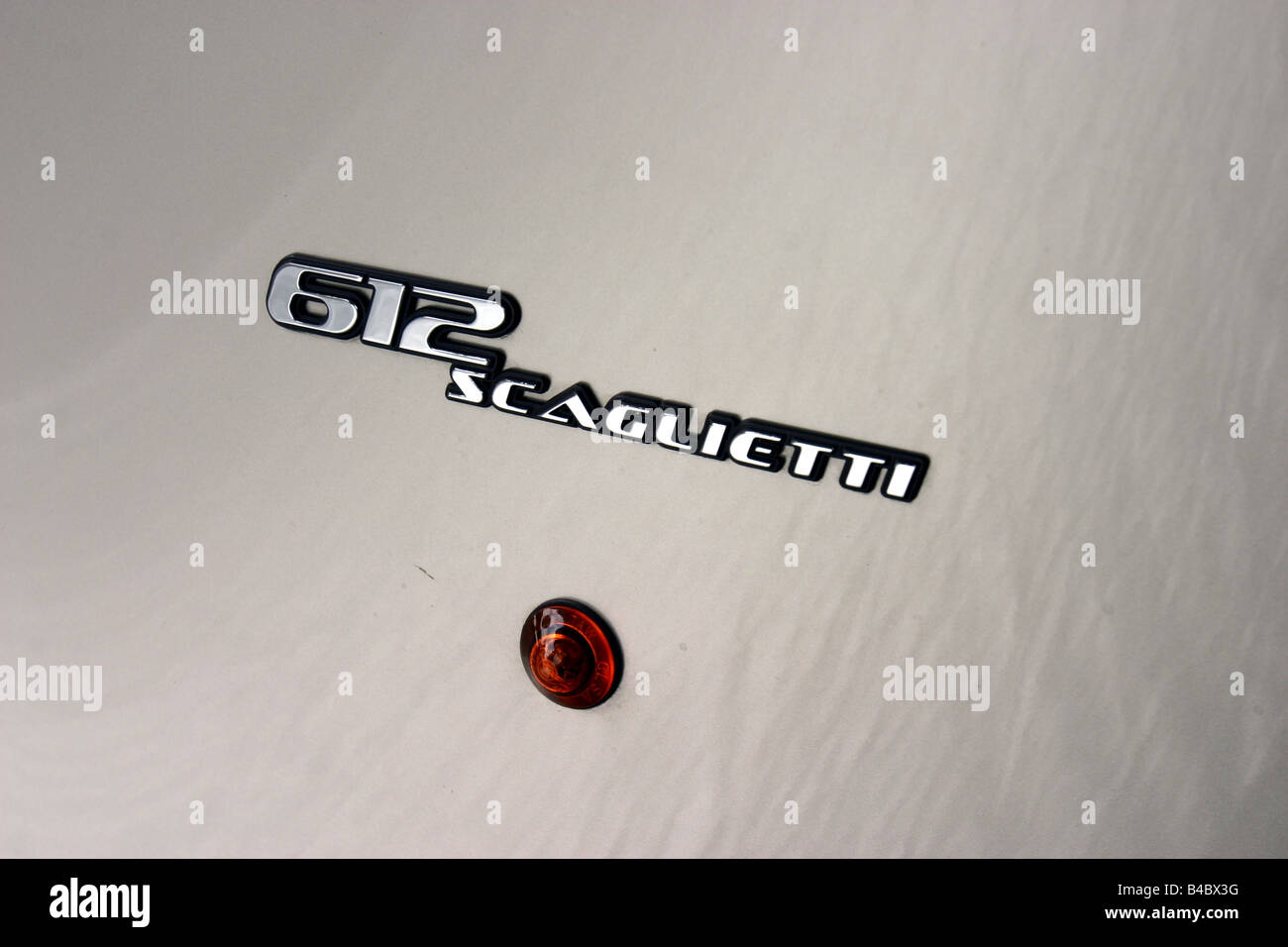 Auto, Ferrari 612 Sapprox.lietti, Roadster, Baujahr 2004-Silber, Coupe/Coupe, Detailansicht, Modellbezeichnung, Technik/Ac Stockfoto