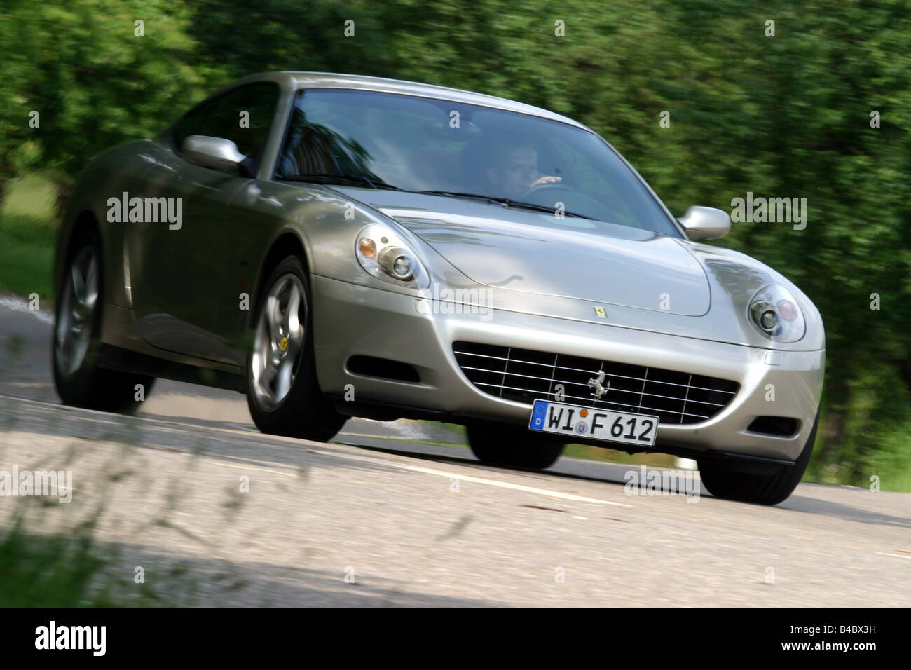Auto, Ferrari 612 Sapprox.lietti, Roadster, Baujahr 2004-Silber Coupe/Coupe, stehend, Aufrechterhaltung, Diagonal von vorn Stockfoto