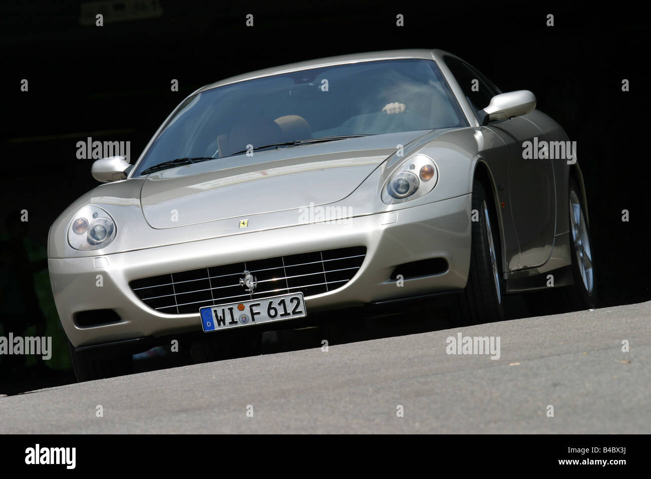 Auto, Ferrari 612 Sapprox.lietti, Roadster, Baujahr 2004-Silber Coupe/Coupe, stehend, Aufrechterhaltung, Diagonal von vorn Stockfoto