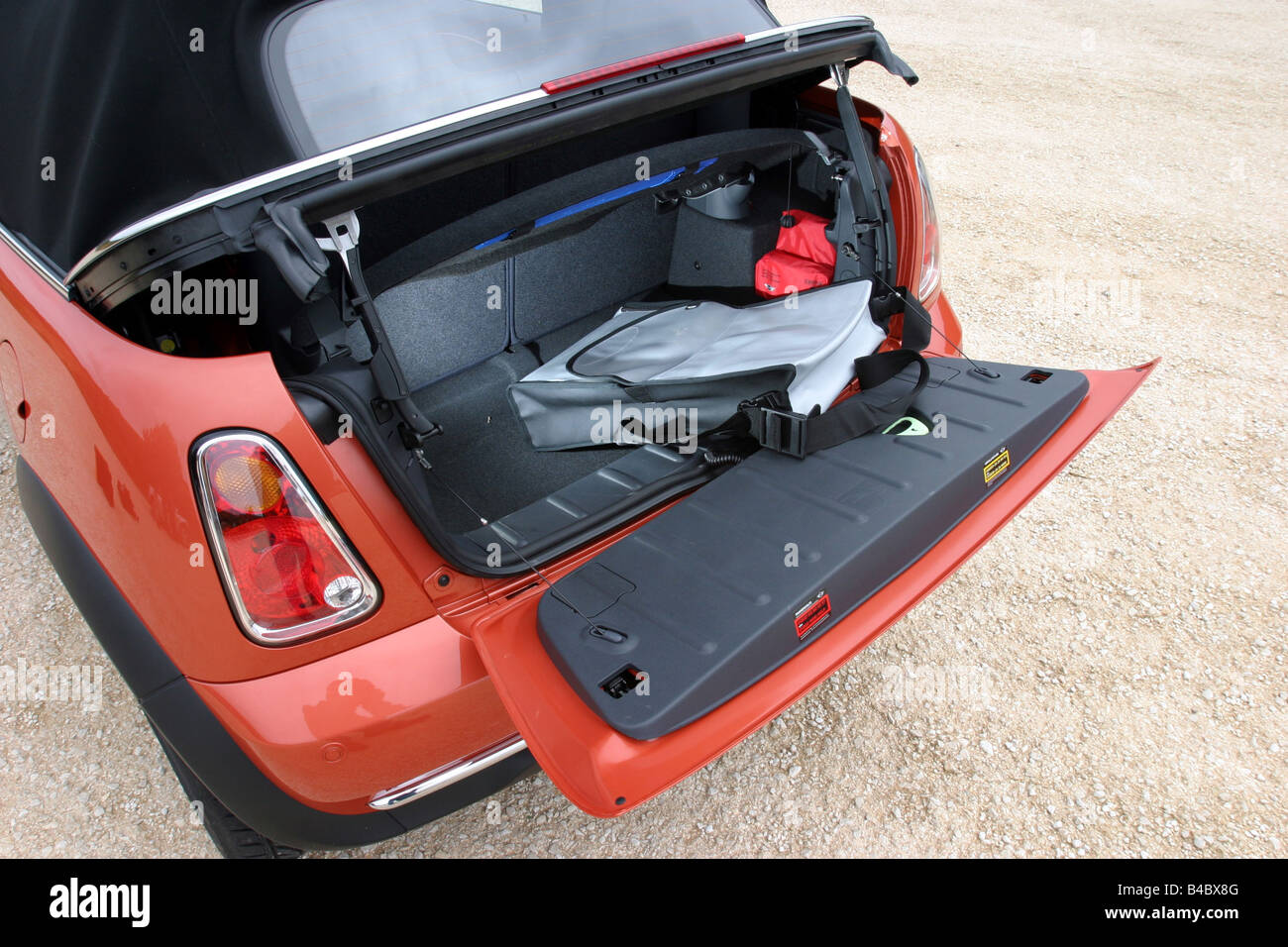 Auto, BMW Mini Cooper Cabrio, Modell Jahr 2004-rot, oben offen, Blick ins  Boot, Technik/Zubehör, Zubehör, photographe Stockfotografie - Alamy