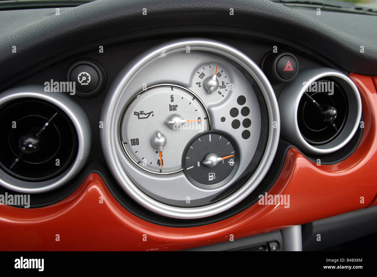 https://c8.alamy.com/compde/b4bx8m/auto-bmw-mini-cooper-cabrio-modell-jahr-2004-rot-innen-anzeigen-innenansicht-cockpit-technikzubehor-zubehor-b4bx8m.jpg