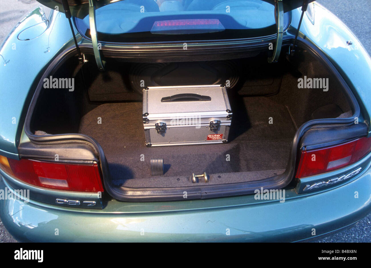 Aston Martin DB7 Vantage V12, Roadster, Auto, Baujahr 1994-, grün-Metallic, Blick ins Boot, Technik/Zubehör, Zubehör Stockfoto