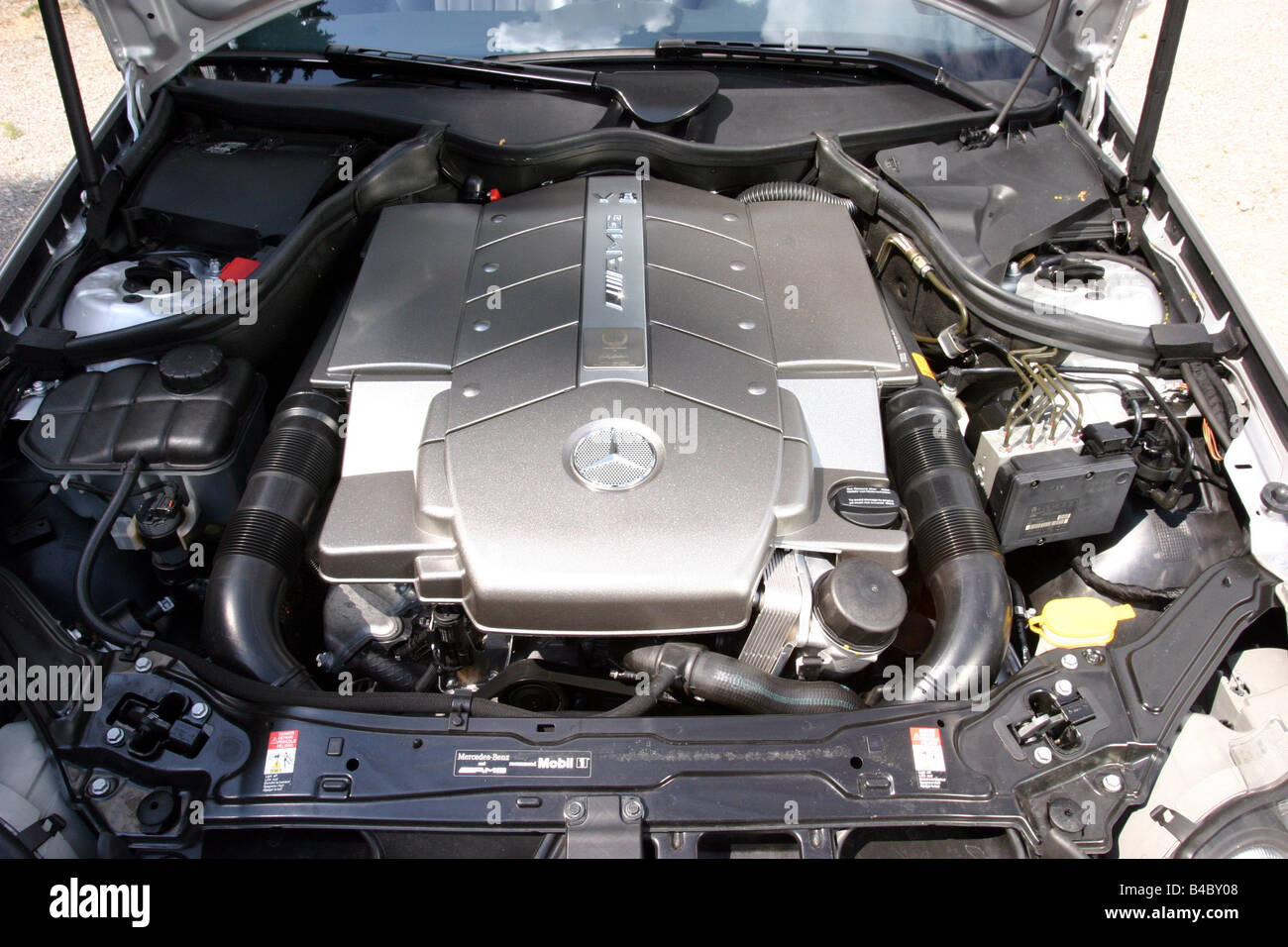 Auto, Mercedes CLK 55 AMG, Cabrio, Modell 2003-Silber, Jahresansicht im  Motorraum, Technik/Zubehör, Zubehör, p Stockfotografie - Alamy
