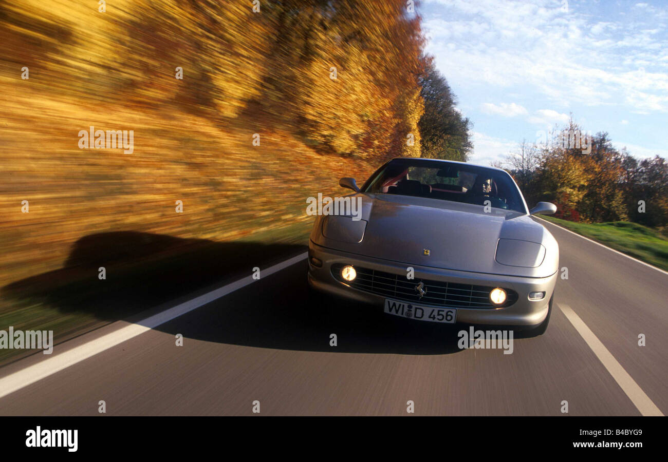 Auto, Ferrari 456 M GT, Coupe, Roadster, Modell Jahr 1998-Silber, Diagonal von der Front, fahren, Landstraße Stockfoto