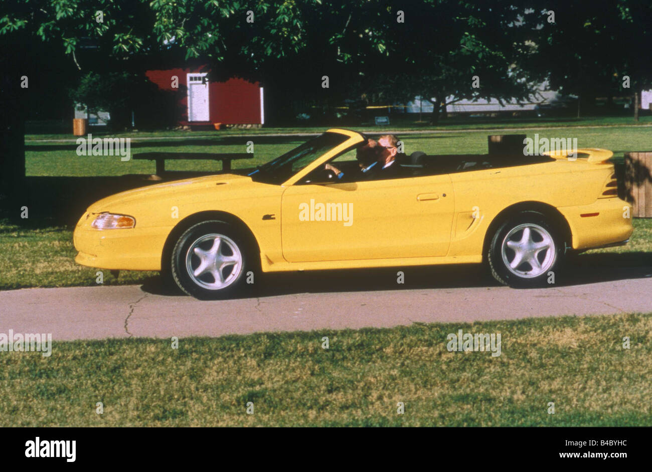 Auto, Ford Mustang Cabrio, Modell Jahr 1994-gelb, Seitenansicht, stehend, Aufrechterhaltung, oben offen Stockfoto