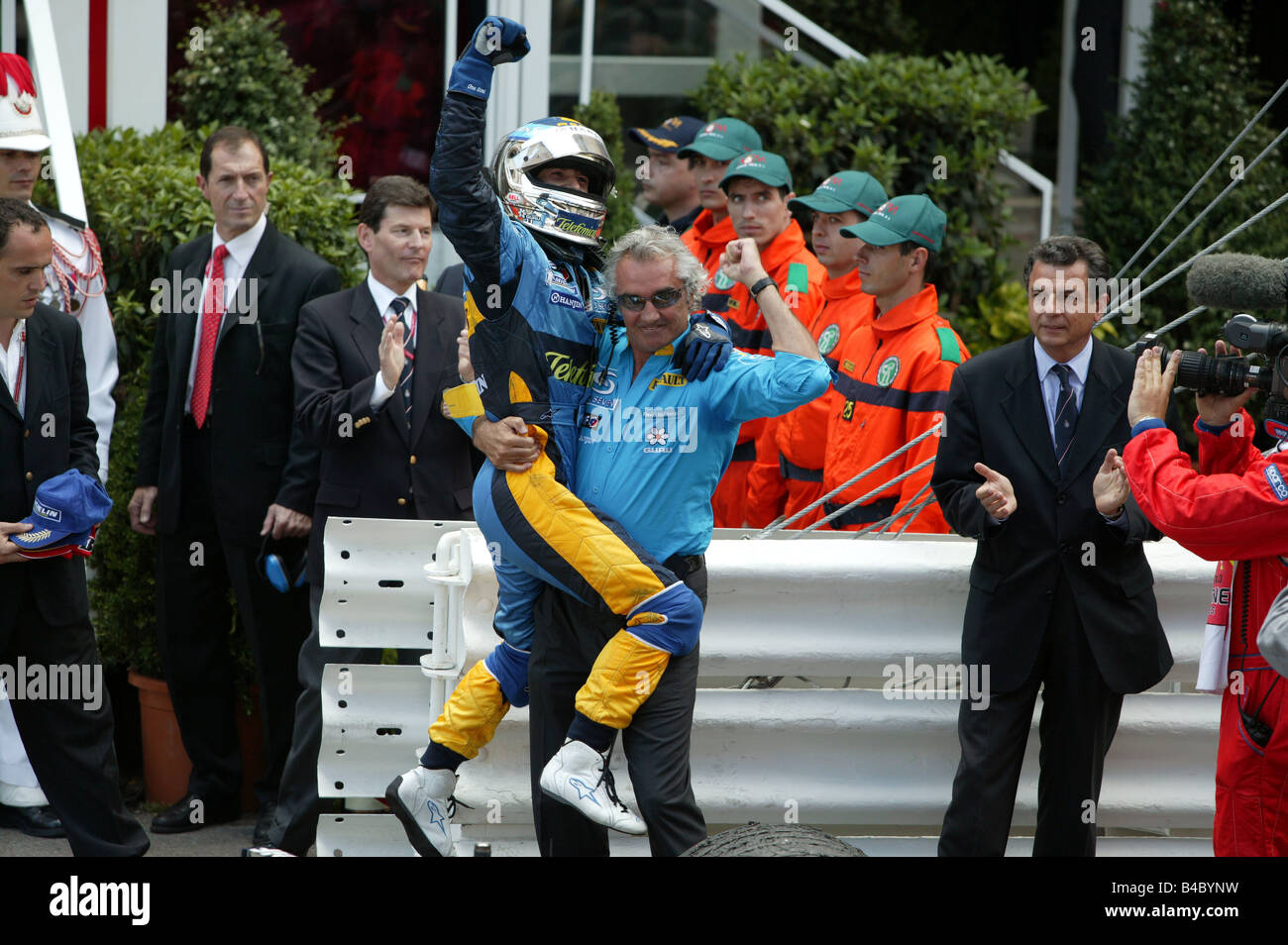 Motor-Sport, Formel 1, Jarno Trulli und Flavio Briatore nach Sieg von Renault, Persönlichkeiten, Rennfahrer, springen, Gewinner, VIP Stockfoto