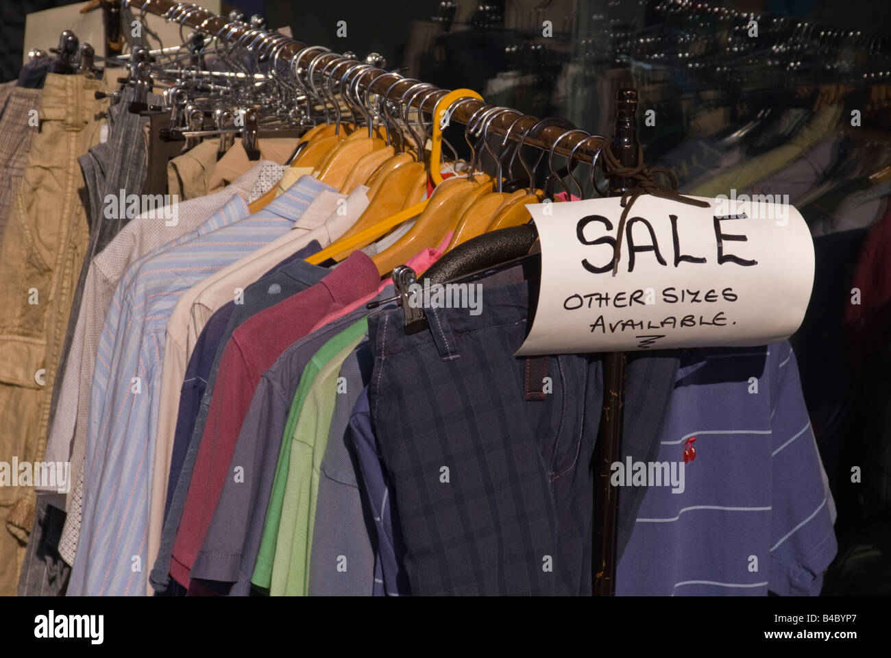 Kleidung auf der Schiene außen Ladengeschäft im Verkauf in Großbritannien Stockfoto