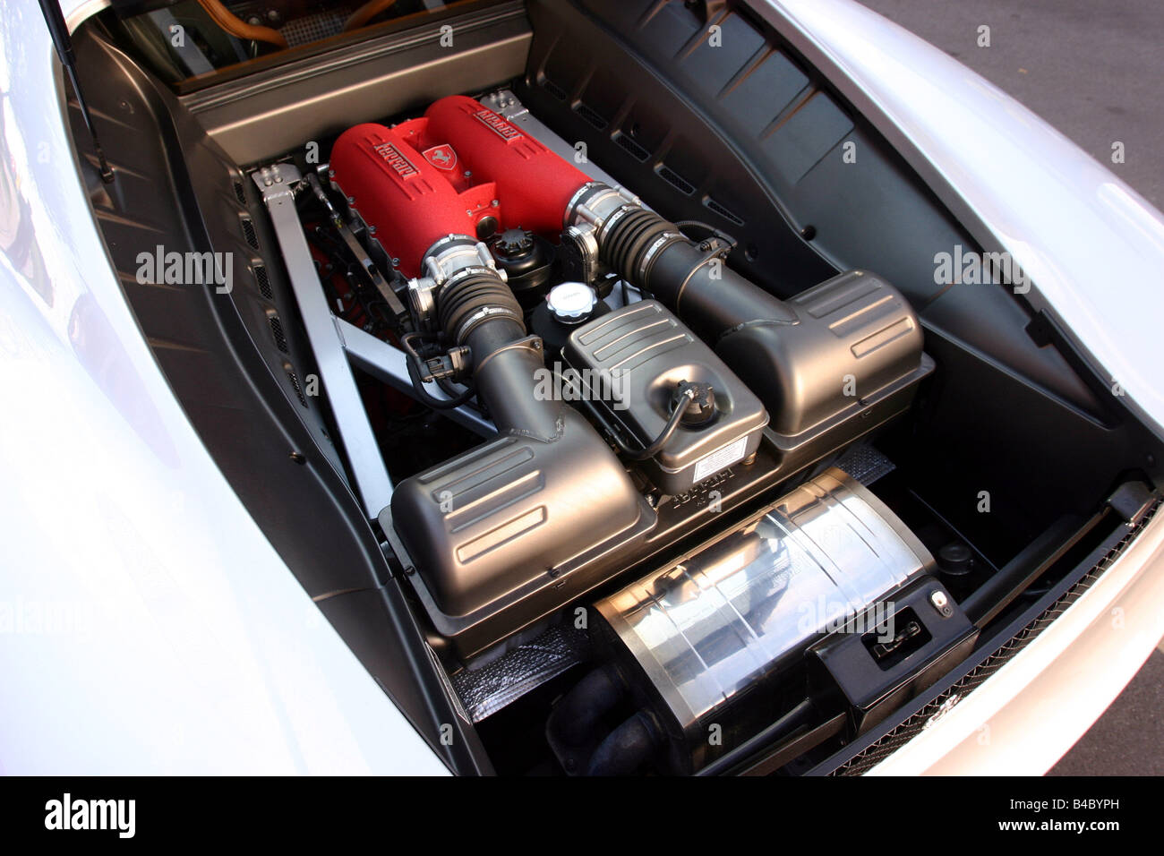 Auto, Ferrari F 430, Baujahr 2004-Roadster, Coupé/Coupe, Silber, Blick in den Motorraum, Technik/Zubehör, Zubehör Stockfoto