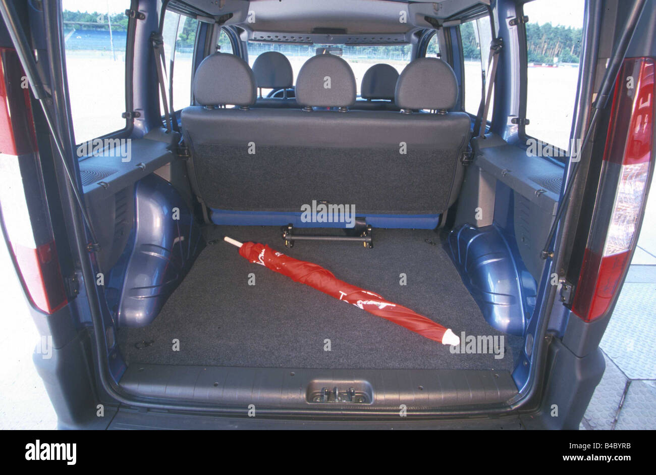 Auto, Fiat Doblo 1.2 SX, Van, Modell 2001-blau, Jahresansicht ins Boot,  Technik/Zubehör, Zubehör Stockfotografie - Alamy