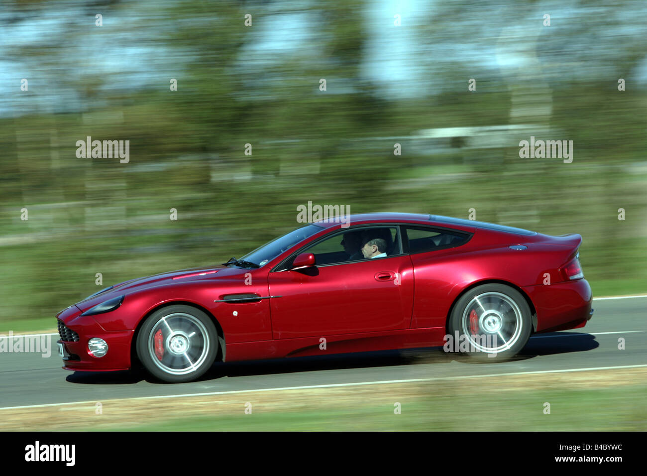 Auto, Aston Martin Vanquish S, Modell Jahr 2004-rot, Coupe/Coupe, Roadster, fahren, Diagonal von der Front, Vorderansicht, Seite Stockfoto