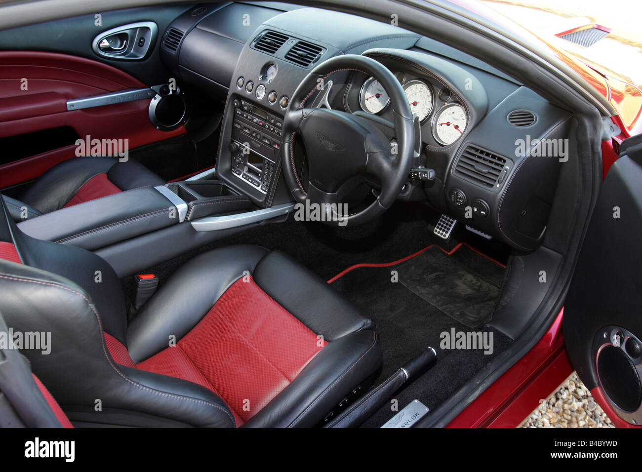 Auto, Aston Martin Vanquish S, Modell Jahr 2004-rot, Coupe/Coupe, Roadster, Innenansicht, Innenansicht, Cockpit, Technik/Acc Stockfoto