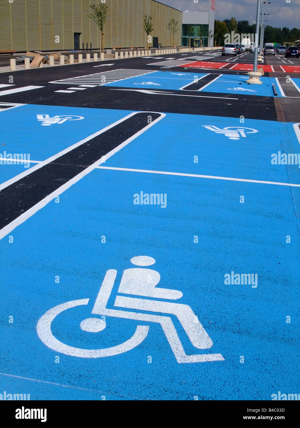 Behinderung / Behinderte, Parkplatz auf einem französischen Supermarkt Stockfoto