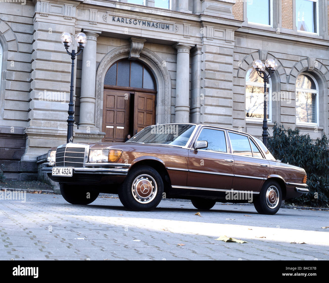 Auto, Mercedes 450 SE, Limousine, Luxus approx.s, Modell Jahr 1976-, braun, stehend, Aufrechterhaltung, Diagonal von vorn, frontal Stockfoto