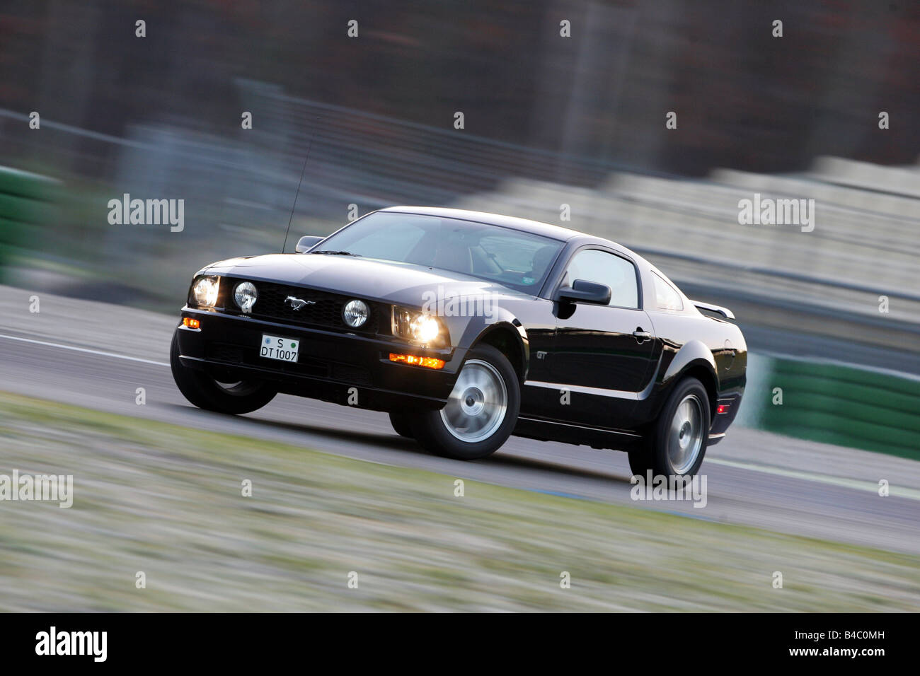 Auto, Ford Mustang GT, Baujahr 2004-Roadster, Coupé/Coupe, schwarz, fahren,  schräg von vorne, Vorderansicht, Einfahr-und Prüfstrecke Stockfotografie -  Alamy