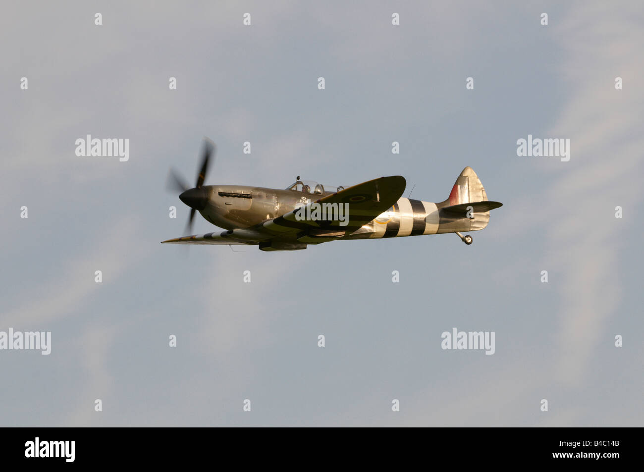 Shuttleworth (Sammlung)-Air Show 2008 Supermarine Grace Spitfire Tr Mk 9 D-Day-Lackierung Stockfoto