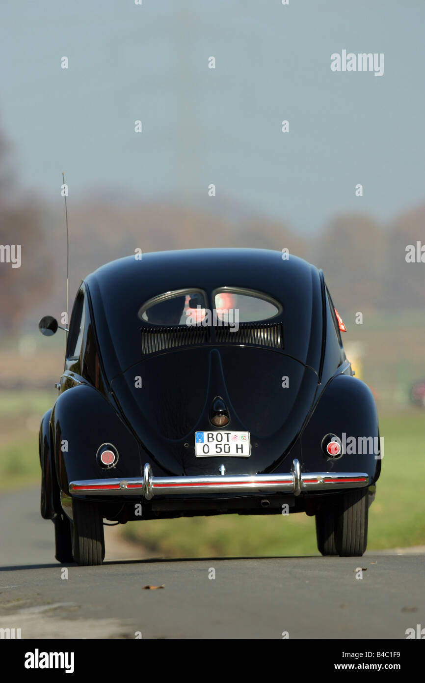 Auto, VW Volkswagen Käfer, Baujahr 1949-1953, schwarz, Vintage ca., vierziger Jahre, 1950er Jahre, fahren, Ansicht, Land hinten. Stockfoto