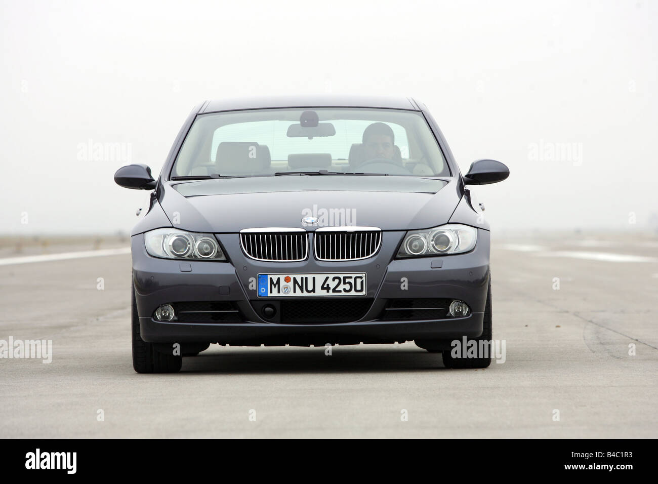 Auto, BMW 330i, 3er BMW, Limousine, Mittelklasse, Modelljahr 2004-, schwarz, stehend, Wahrung, frontale Ansicht, Fotograf: Hans Stockfoto