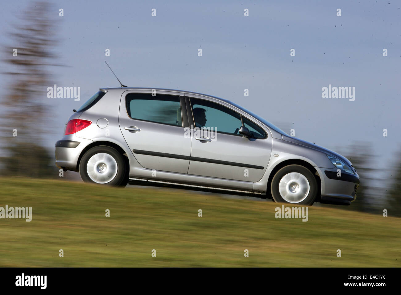 Auto, Peugeot 307 110, Limousine, Modelljahr 2004-niedrigere mittlere Klasse, Silber, fahren, Seitenansicht, Landstraße, atmosphärisch Stockfoto