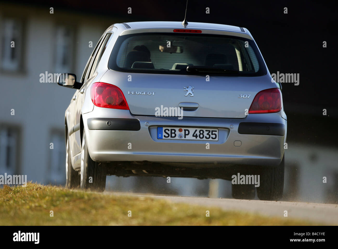 Auto, Peugeot 307 110, Limousine, Modelljahr 2004-untere mittlere Klasse, Silber, fahren, diagonal von hinten, hinten Blick, Stockfoto