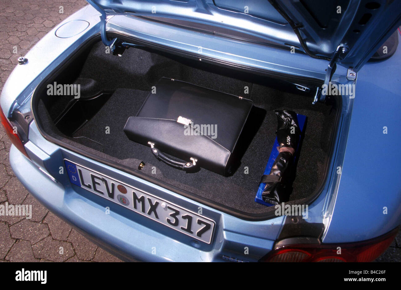 Auto, Mazda MX-5 Cabrio, Baujahr 2001-Licht blau-Metallic, Blick ins Boot,  Technik/Zubehör, Zubehör Stockfotografie - Alamy